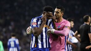 As imagens da confusão no Dragão após o clássico: Samu em fúria foi retirado das proximidades do árbitro João Pinheiro