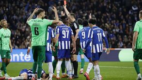 O caldo entornou mesmo: as imagens de toda a confusão na reta final do FC Porto-Sporting