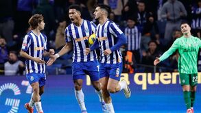 Só uma avalanche para tombar o muro: 'assalto' do FC Porto deu frutos no fim