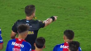 Argentinos dizem que este já é um dos penáltis mais insólitos do ano