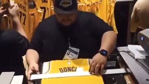 «É uma 77, se faz favor»: adeptos fazem fila nas lojas dos Lakers para comprar camisola de Doncic