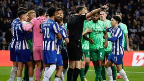 Mulher de Matheus Reis critica arbitragem no clássico: «Raro ver alguém tão empenhado em mudar a partida»