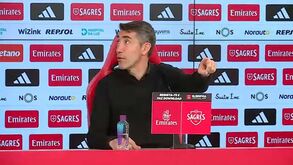 Assessor do Benfica ia acabar a conferência... mas Bruno Lage queria falar de 