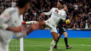 «Vai-te f...»: Bellingham grita na cara de fiscal de linha e escapa sem castigo