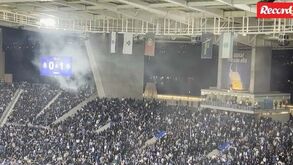O momento em que elementos dos Super Dragões e casuals saíram em debandada do topo sul do Dragão