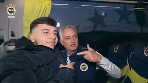Momento hilariante de Mourinho: parou autocarro do Fenerbahçe para adepto entrar e ainda lhe disse para beijar Szymanski
