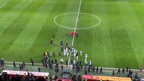 Jogadores do Adana Demirspor abandonam relvado em protesto contra a arbitragem do jogo com o Galatasaray