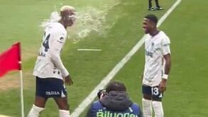 O momento em que Talisca é atingido por uma garrafa de água após voltar a marcar pelo Fenerbahçe