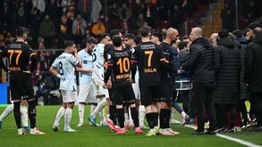 Fenerbahçe 'ataca' Galatasaray: «Contratos irregulares, bilhetes do mercado negro e anúncios de apostas ilegais»