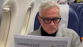 Mourinho atento à polémica de arbitragem com o Galatasaray a publicação do treinador com a música chamem a polícia