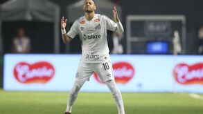 Neymar estreia-se a titular mas Santos fica pelo nulo