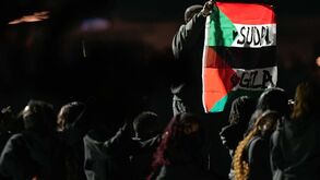Artista detido após desfraldar bandeira sudanesa-palestiniana no Super Bowl