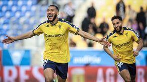 Begraoui perto de Léo Bonatini
