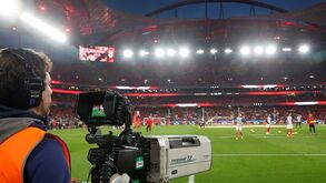 Em cima, a repetição mostrada pela BTV; ao lado, o momento captado da bancada