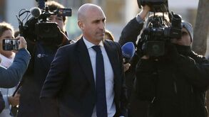 «Perguntei-lhe: 'posso dar-te um beijinho?' e ela disse: 'tudo bem'»: Rubiales explica-se em tribunal