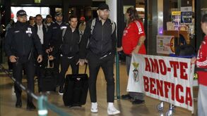 Com cartaz à espera e vários pedidos de selfies: as imagens da partida do Benfica para o Mónaco