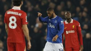 Defesa do Liverpool adormeceu e Beto estreou-se a marcar no dérbi de Merseyside