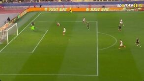 Grande passe de Tomás Araújo e finalização de classe de Pavlidis: o golo do Benfica no Mónaco