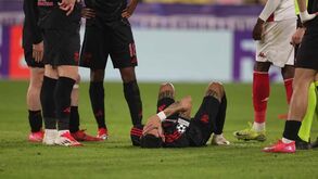 Mais problemas físicos no Benfica: Lesão muscular obrigou Di María a sair e Tomás Araújo com queixas na virilha