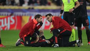 Di María entra e volta a sair lesionado: veja as imagens