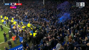 Dérbi com final louco em Liverpool: Everton marcou aos 90'+8 e gerou-se os caos