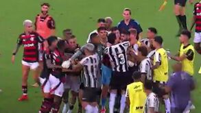 «Está a sangrar...»: Flamengo-Botafogo acaba com jogadores à pancada em pleno relvado