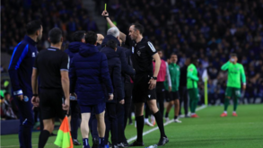 Técnico de equipamentos do FC Porto suspenso por um jogo por empurrar assessor do Sporting