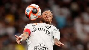 Troquem a bola: Neymar junta-se ao coro de críticas