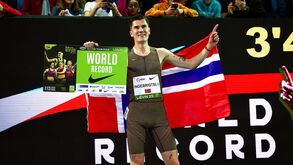 Imparável: Jakob Ingebrigtsen bate recorde mundial da milha e dos 1.500 metros... na mesma corrida