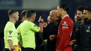 Arne Slot no limbo para o jogo contra o Wolverhampton