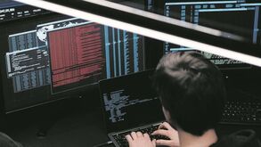 Génio da informática ajuda pais a pagar dívidas com aplicação para o crime e assusta-se com oferta de milhões