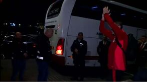 Fotografias, autógrafos e de braços no ar a bater palmas: o 'show' de Bruno Lage com adeptos do Benfica nos Açores