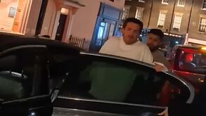 Grealish confronta fotógrafos durante saída noturna: «Vocês sentem-se melhor a fazer isto?»