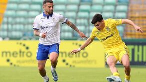 Paços-Feirense com toda a gente 'pegada': árbitra Catarina Campos tirou o vermelho do bolso e andou... atrás da confusão