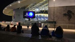 Adeptos do FC Porto choram morte de Pinto da Costa junto ao Estádio do Dragão