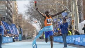 Jacob Kiplimo bate recorde do mundo da Meia Maratona em Barcelona