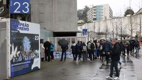 Portas do Estádio do Dragão 'vestem-se' de fotos e números em homenagem a Pinto da Costa 
