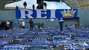 Milhares de pessoas homenageiam Pinto da Costa no exterior do Dragão: claques ergueram nova tarja