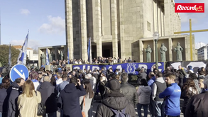 O adeus a Pinto da Costa: continuam a chegar mais adeptos à Igreja das Antas