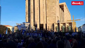 Centenas acumulam-se à entrada da Igreja das Antas para prestar homenagem a Pinto da Costa