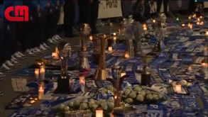 O tributo do plantel a Pinto da Costa: jogadores deixaram vários troféus no memorial