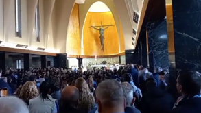 O momento em que Filipa Cardoso cantou fado no funeral de Pinto da Costa