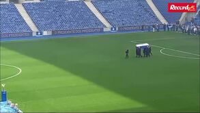O momento em que se ouviu o hino do FC Porto durante a homenagem a Pinto da Costa no Dragão