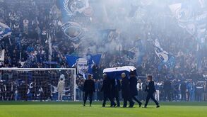 As imagens do emotivo momento em que a urna de Pinto da Costa subiu ao relvado do Dragão