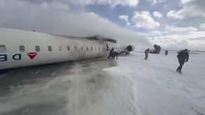 Avião sofre acidente ao aterrar no aeroporto de Toronto: várias pessoas ficaram feridas