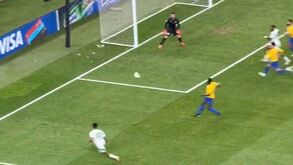 Galeno estreia-se a marcar pelo Al Ahli num lance em que contou com a ajuda do... guarda-redes adversário