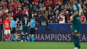Houve falta sobre Otamendi no 3.º golo do Monaco? Ficou penálti por marcar a favor do Benfica? Os casos do jogo da Luz