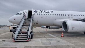 Avião que transporta FC Porto para Roma com logotipo... a negro