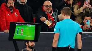 Primeiro de 10 euros, depois... uma de 50: árbitro vai ver imagens e adepto do Benfica oferece-lhe notas