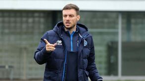 Entre fotos e em silêncio: a partida do FC Porto para Itália